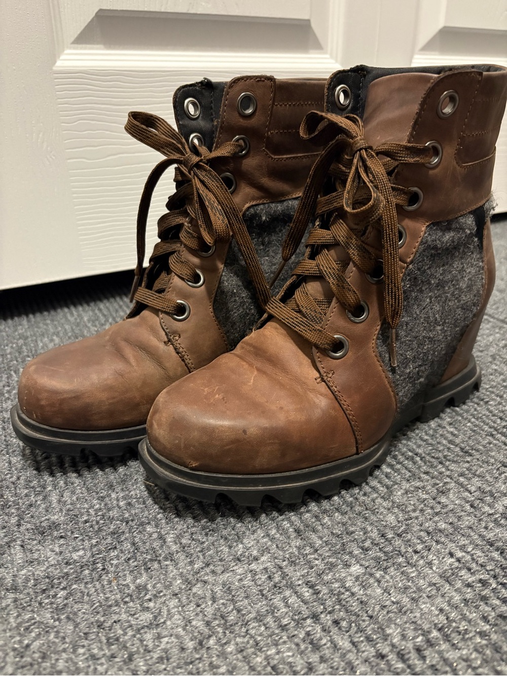 Sorel Joan of Arctic Wedge III Lexie Boots in the Tobacco/Black colorway Sz 7.5